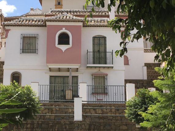 Image 1 of 10 - Great house next to the Mijas golf course only a 10 mintes drive away from Fuengirola town centre and beach
