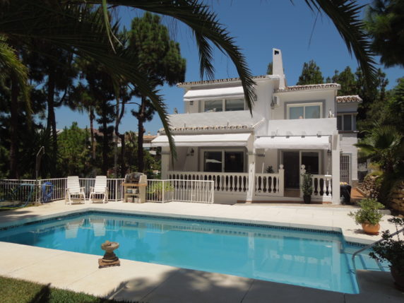 Image 2 of 19 - Lovely and centrally located villa with separate guest apartement