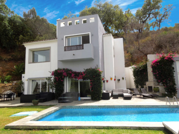 Image 1 of 21 - Spectacular villa only a 10 minutes drive away from the beach in Elviria