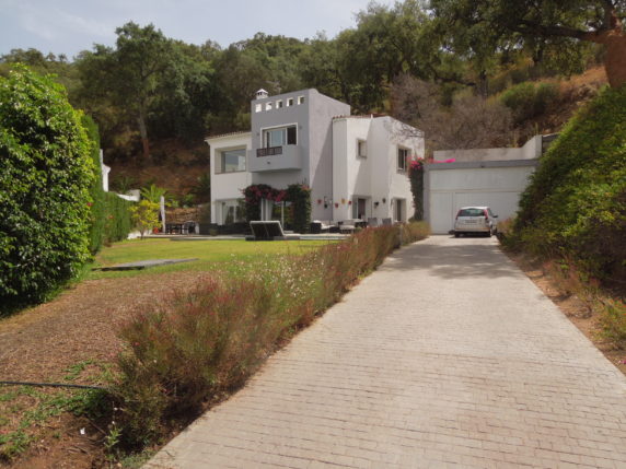 Image 2 of 21 - Spectacular villa only a 10 minutes drive away from the beach in Elviria