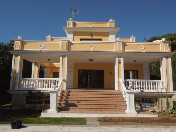 Image 1 of 18 - Elegant villa in the famous urbanisation Hacienda Las Chapas