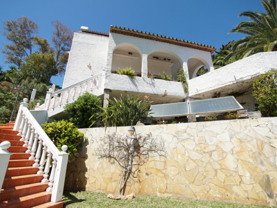 Image 12 of 32 - Villa in best location with stunning sea views