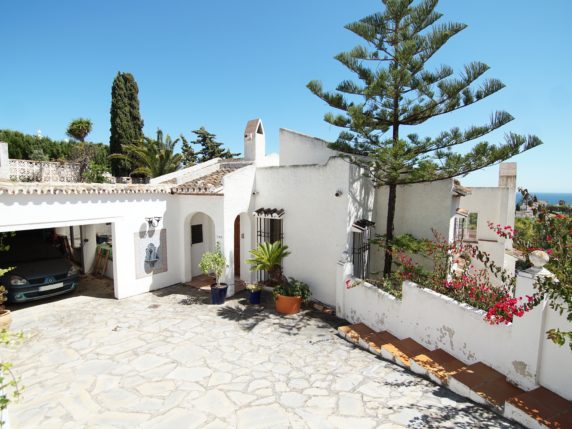 Image 16 of 32 - Villa in best location with stunning sea views