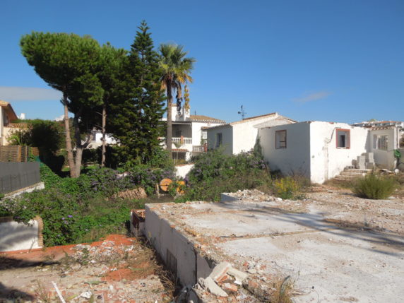 Image 3 of 11 - Building plot in central location with sea views
