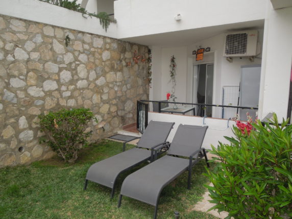 Image 3 of 9 - Modern garden apartment within a 3 minutes´s walk of the beach