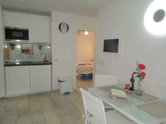 Image 6 of 9 - Modern garden apartment within a 3 minutes´s walk of the beach