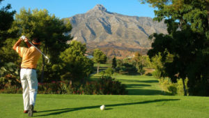 Joueur de golf avec les montagnes de Marbella en arrière-plan