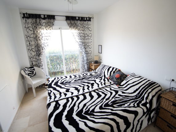 Bild 8 von 16 - Grosses Eck-Erdgeschoss Appartement mit 4 Pools