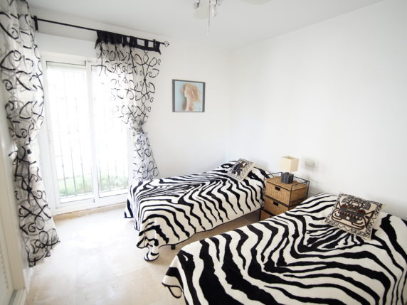 Bild 10 von 16 - Grosses Eck-Erdgeschoss Appartement mit 4 Pools