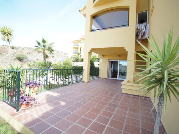 Image 4 of 16 - Spacious corner groundfloor apartment with 4 communal pools