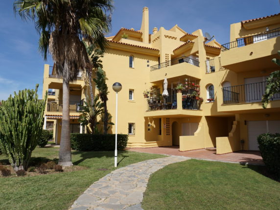 Image 3 of 16 - Spacious corner groundfloor apartment with 4 communal pools