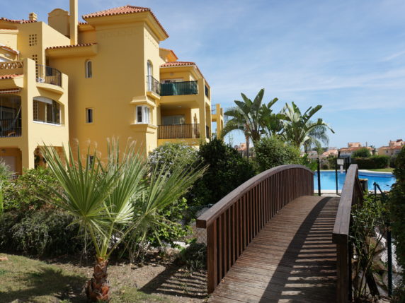 Bild 2 von 16 - Grosses Eck-Erdgeschoss Appartement mit 4 Pools