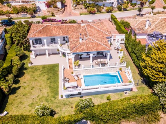 Image 1 of 38 - Stunning villa in prime location next to the golf course and close to the town centre of La Cala de Mijas