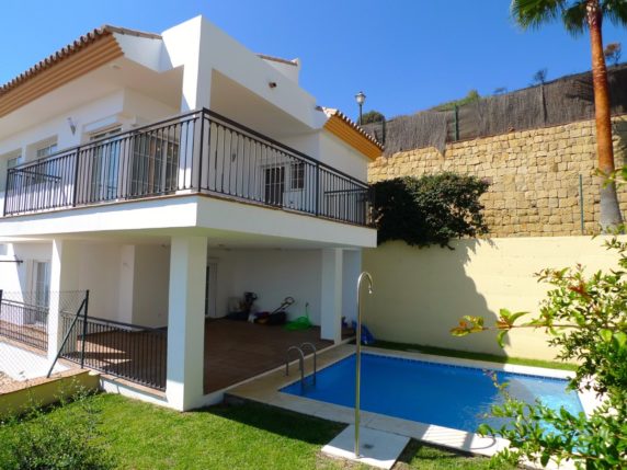 Image 4 of 21 - Luxurious semi-detached villa incl. bills and cleaner! With panoramic views