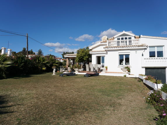 Image 3 of 29 - Beautiful villa with large plot close to the beach with many possibilities