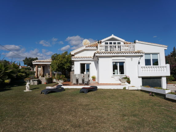 Image 2 of 29 - Beautiful villa with large plot close to the beach with many possibilities