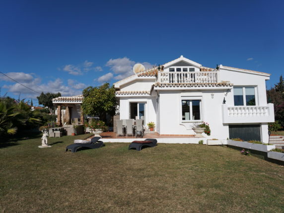 Bild 2 von 29 - Wunderschöne Villa mit grossem Grundstück in unmittelbarer Strandnähe mit vielen Möglichkeiten