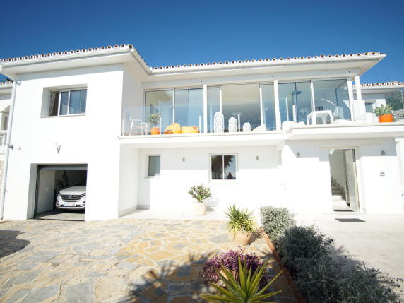 Image 12 of 38 - Impressive villa built to highest standards with panoramic views in Valtocado
