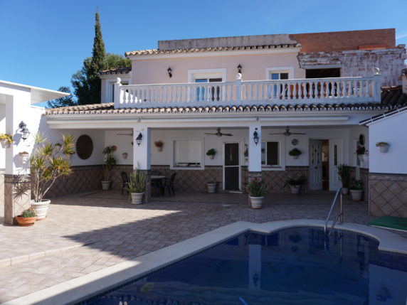 Image 1 of 25 - Detached villa with private pool close to amenities with potential
