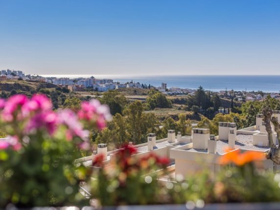 Image 5 of 20 - Lovely townhouse close to amentities with sea views