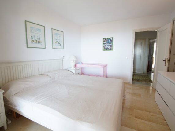 Image 10 of 18 - Spacious groundfloor apartment with private garden and sea views
