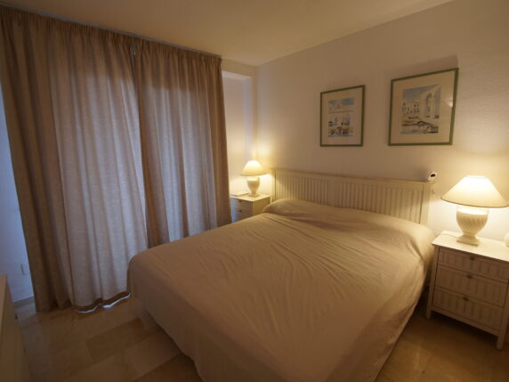 Image 11 of 18 - Spacious groundfloor apartment with private garden and sea views