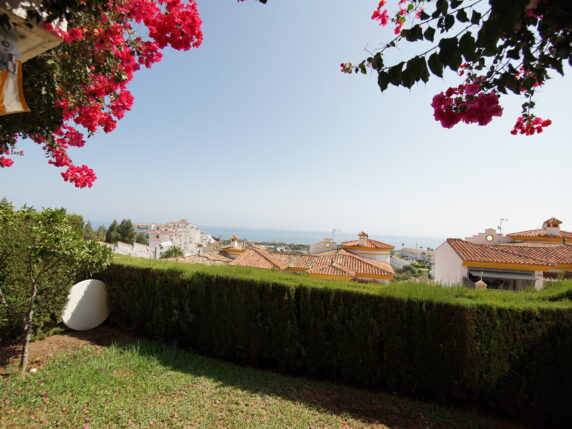 Image 18 of 18 - Spacious groundfloor apartment with private garden and sea views