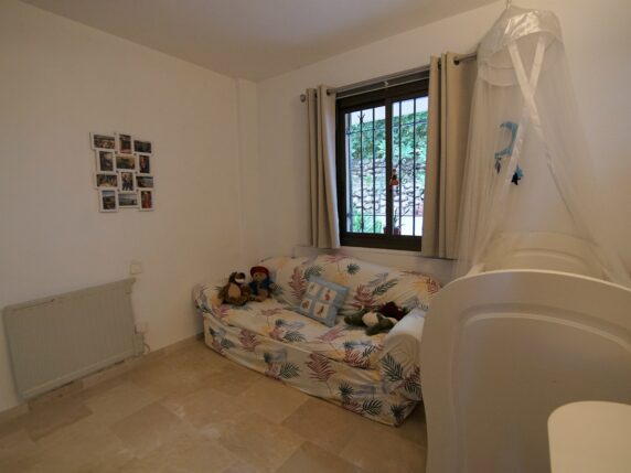 Image 12 of 18 - Spacious groundfloor apartment with private garden and sea views