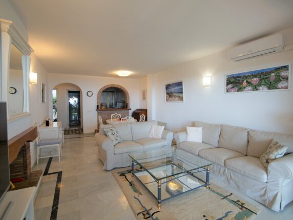 Image 5 of 18 - Spacious groundfloor apartment with private garden and sea views