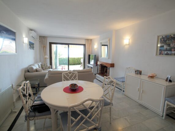 Image 7 of 18 - Spacious groundfloor apartment with private garden and sea views