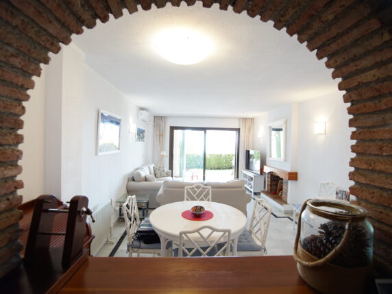 Image 8 of 18 - Spacious groundfloor apartment with private garden and sea views