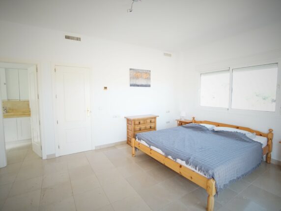 Bild 7 von 20 - Geräumige und moderne Villa in der oberen Teil Rivieras mit privatem Pool und viel Potential