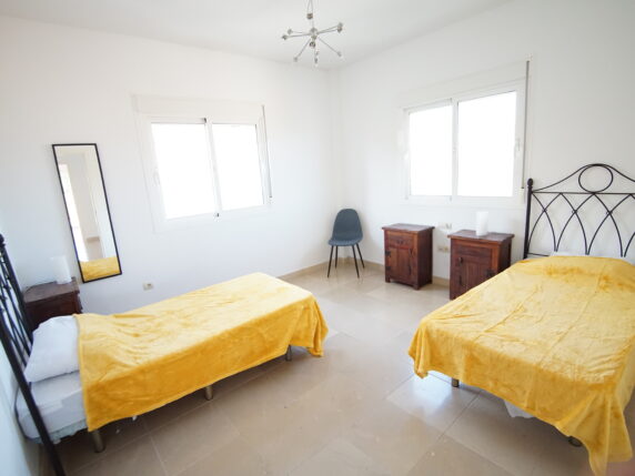 Bild 11 von 20 - Geräumige und moderne Villa in der oberen Teil Rivieras mit privatem Pool und viel Potential