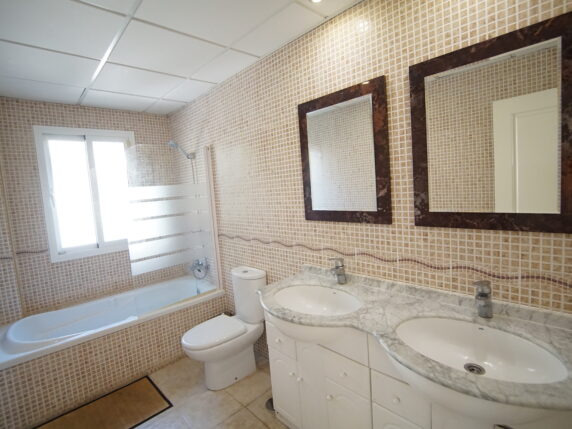 Bild 14 von 20 - Geräumige und moderne Villa in der oberen Teil Rivieras mit privatem Pool und viel Potential