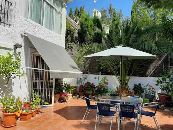 Image 6 of 21 - Detached villa within walking distance to beach and amenities wih a lot of potential - ideal for investors and families