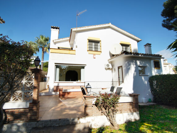 Image 2 of 21 - Charming detached villa within walking distance to all amenities