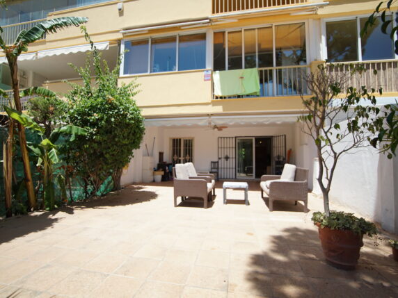 Image 12 of 13 - Modern apartment with large private garden 350m from the beach