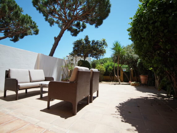 Image 3 of 13 - Modern apartment with large private garden 350m from the beach