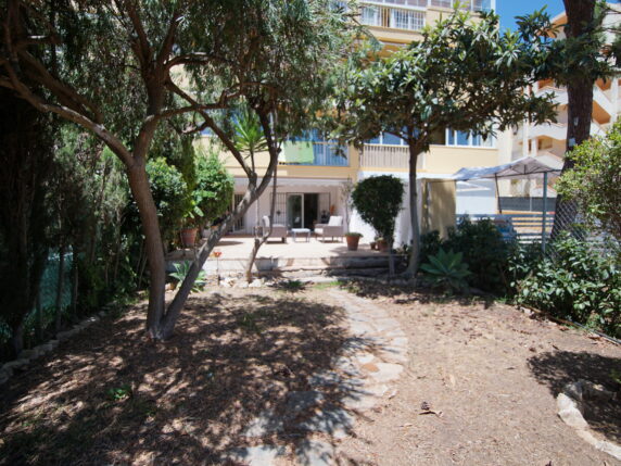 Image 4 of 13 - Modern apartment with large private garden 350m from the beach