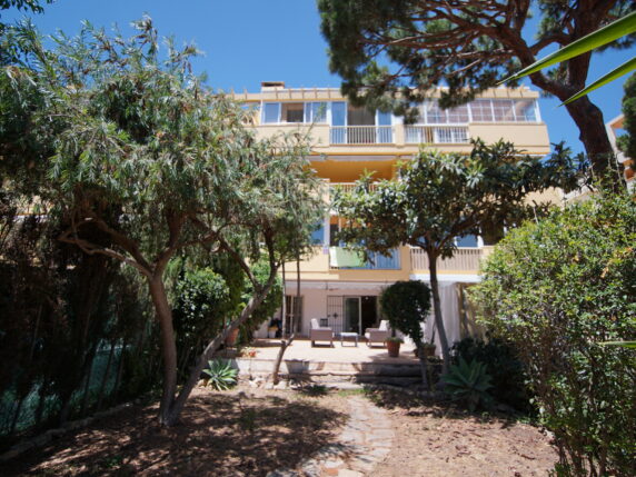 Image 5 of 13 - Modern apartment with large private garden 350m from the beach