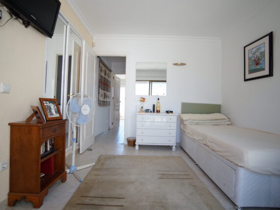 Image 16 of 27 - Lovely townhouse with separate studio apartment and stunning sea views close to all amenities 