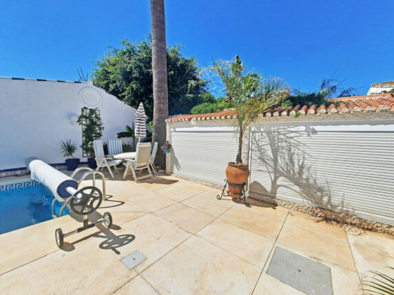 Image 10 of 50 - Detached villa within walking distance of the beach with heated pool
