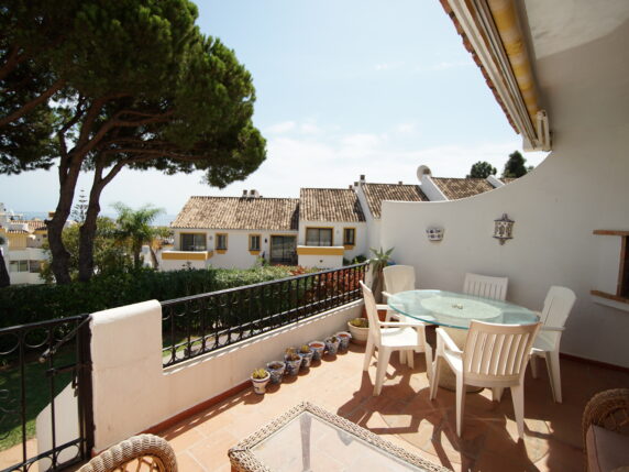 Image 3 of 20 - Charming corner townhouse within walking distance of the beach with sea views