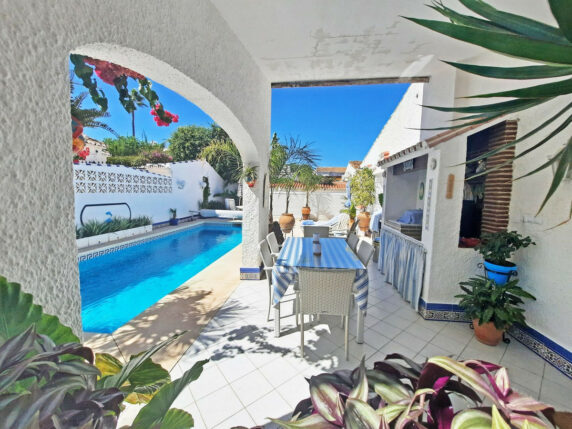 Image 13 of 50 - Detached villa within walking distance of the beach with heated pool