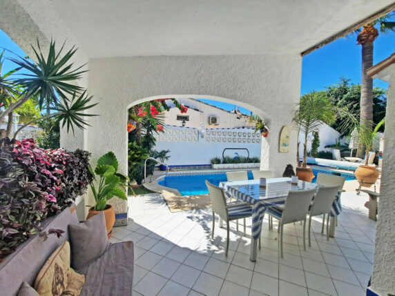 Image 15 of 50 - Detached villa within walking distance of the beach with heated pool