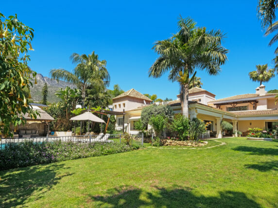 Image 3 of 47 - Impressive villa in the heart of the urbanisation Sierra Blanca