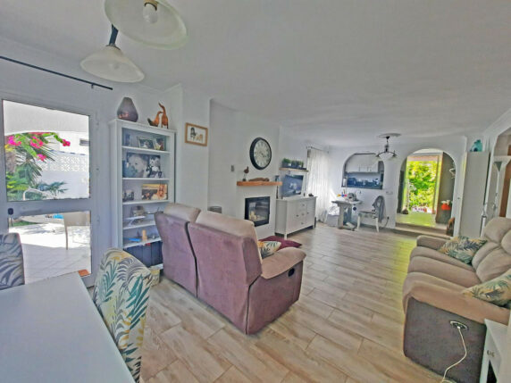 Image 18 of 50 - Detached villa within walking distance of the beach with heated pool