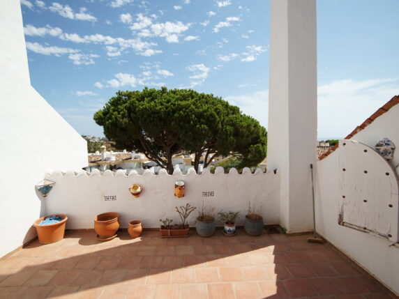 Image 5 of 20 - Charming corner townhouse within walking distance of the beach with sea views