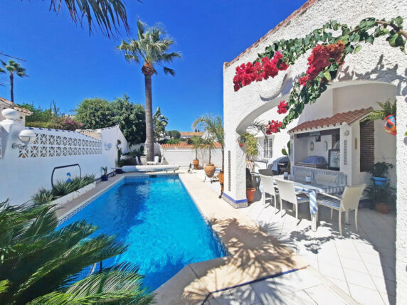 Image 2 of 50 - Detached villa within walking distance of the beach with heated pool