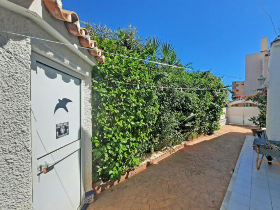 Image 42 of 50 - Detached villa within walking distance of the beach with heated pool